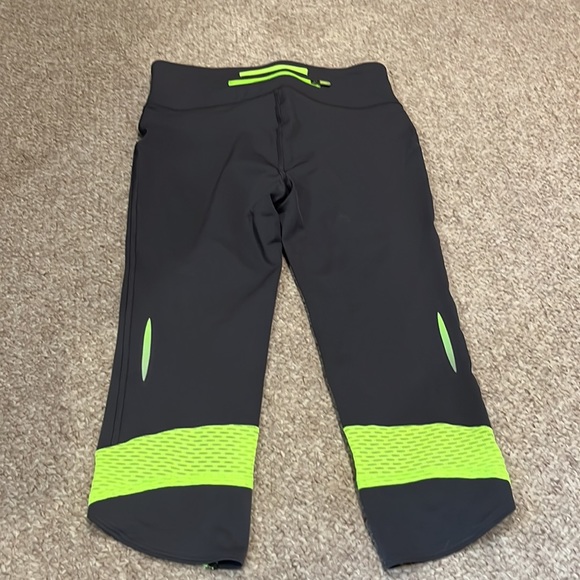 Under Armour Heat Gear Capri Leggings - Picture 4 of 7